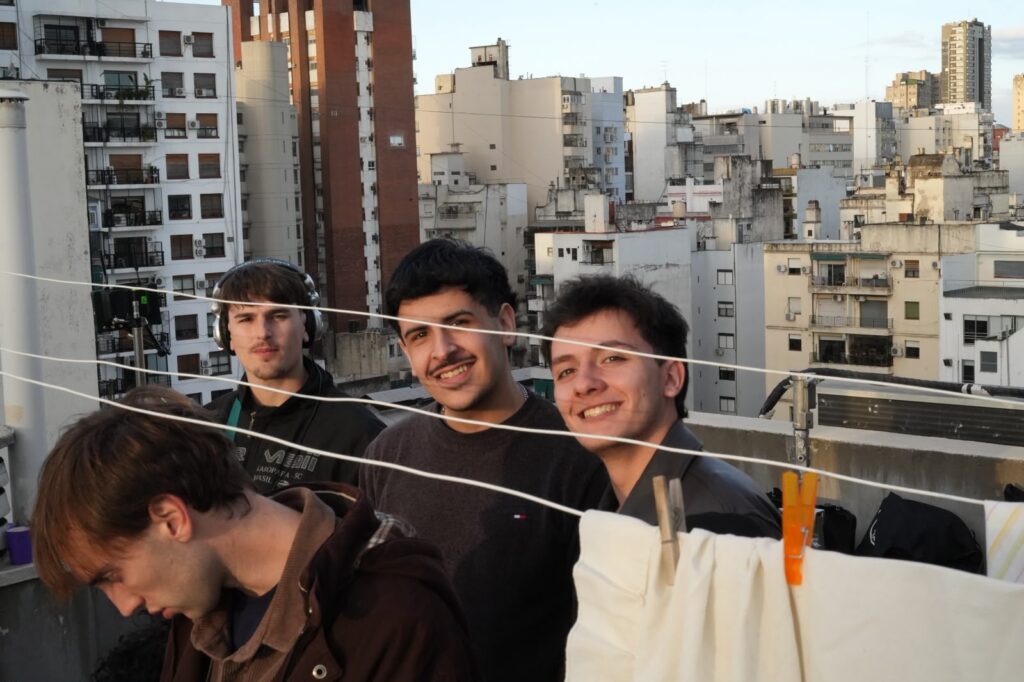 El equipo en una terraza de Buenos Aires